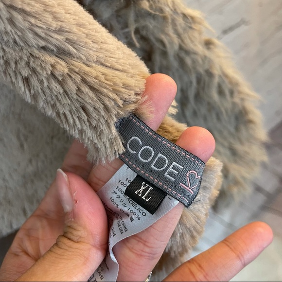 [Code] Fuzzy Vest - Picture 4 of 9